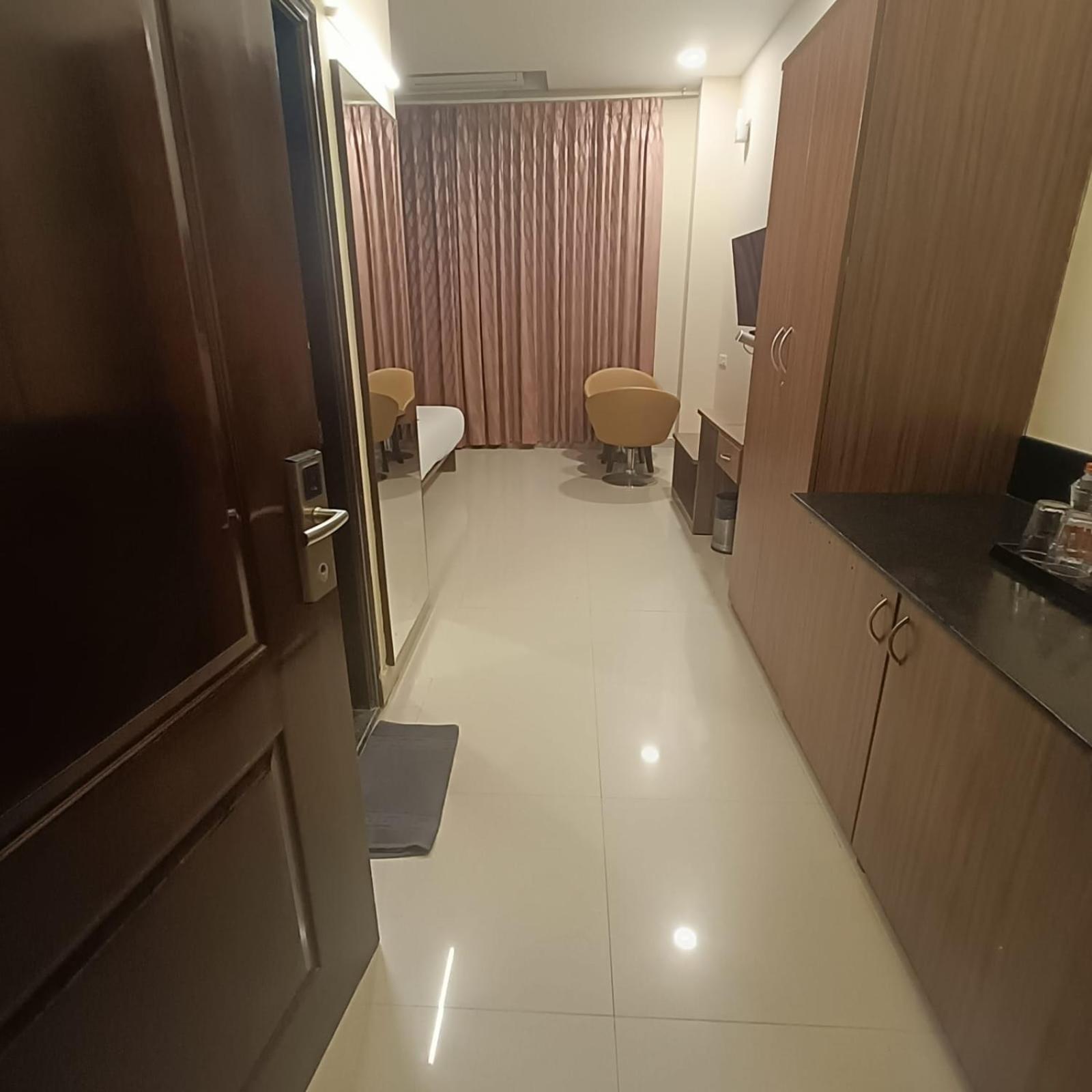 Astra Hotels & Suites Whitefield Near To Nallurahalli Metro Station And Ktpo Бангалор Екстериор снимка