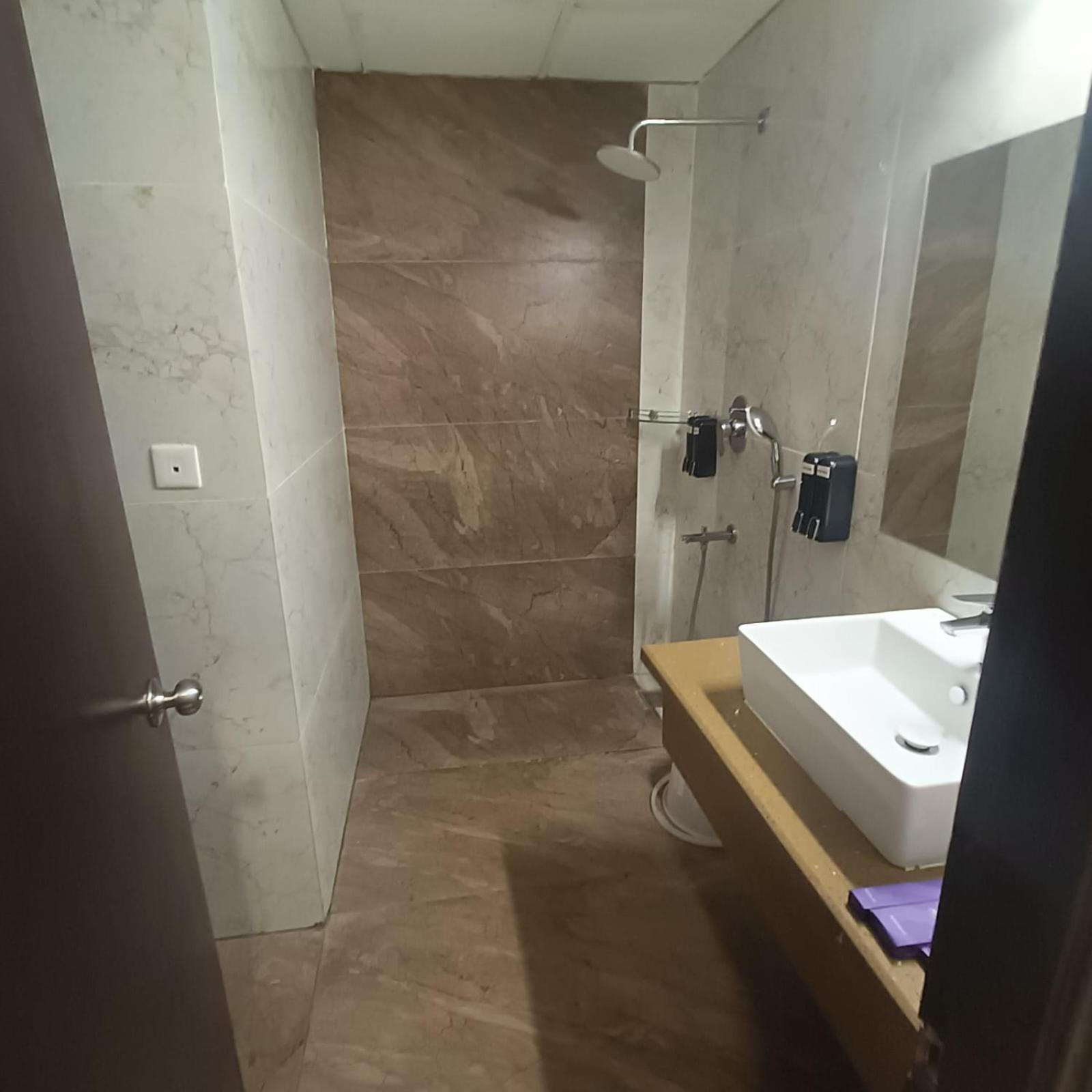 Astra Hotels & Suites Whitefield Near To Nallurahalli Metro Station And Ktpo Бангалор Екстериор снимка