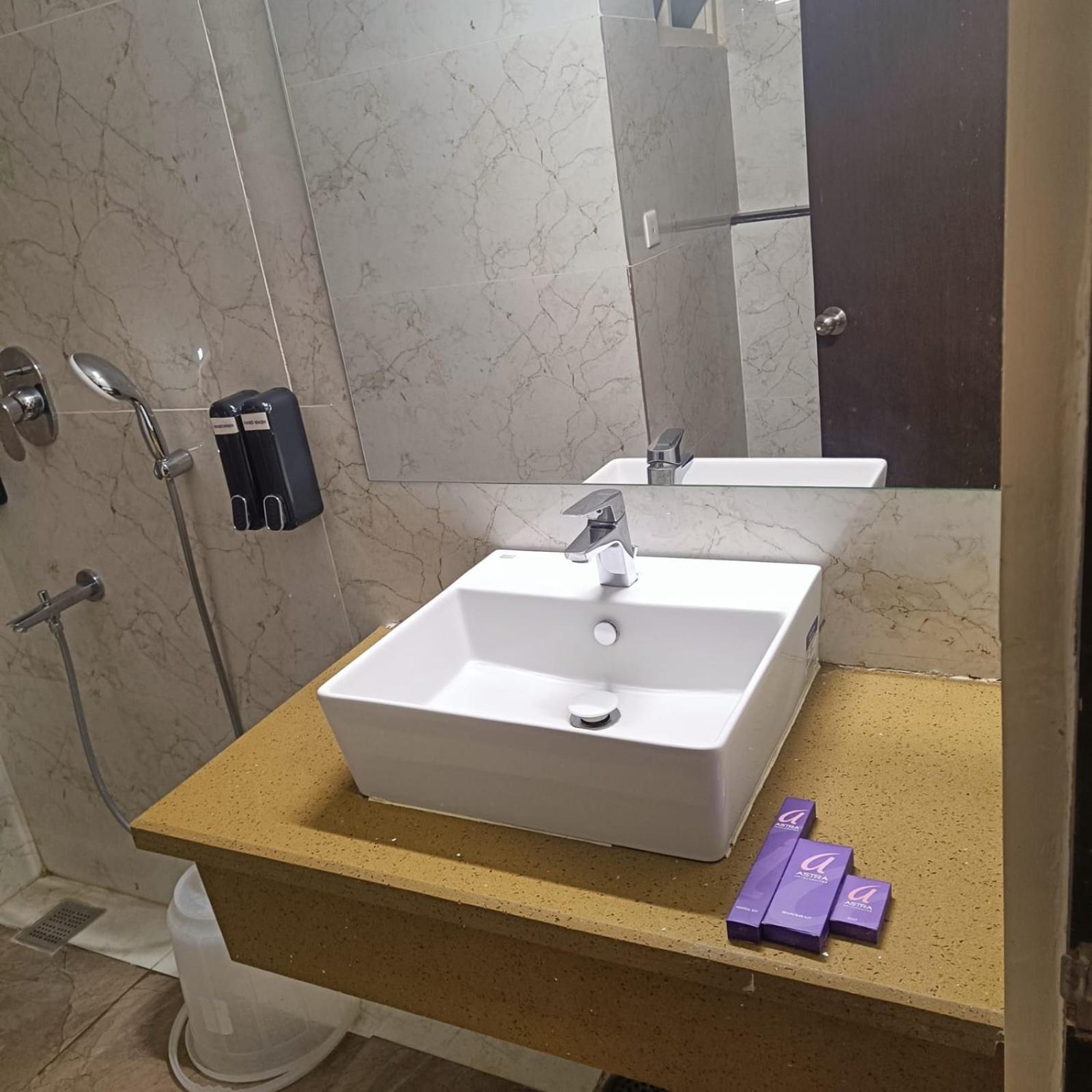 Astra Hotels & Suites Whitefield Near To Nallurahalli Metro Station And Ktpo Бангалор Екстериор снимка